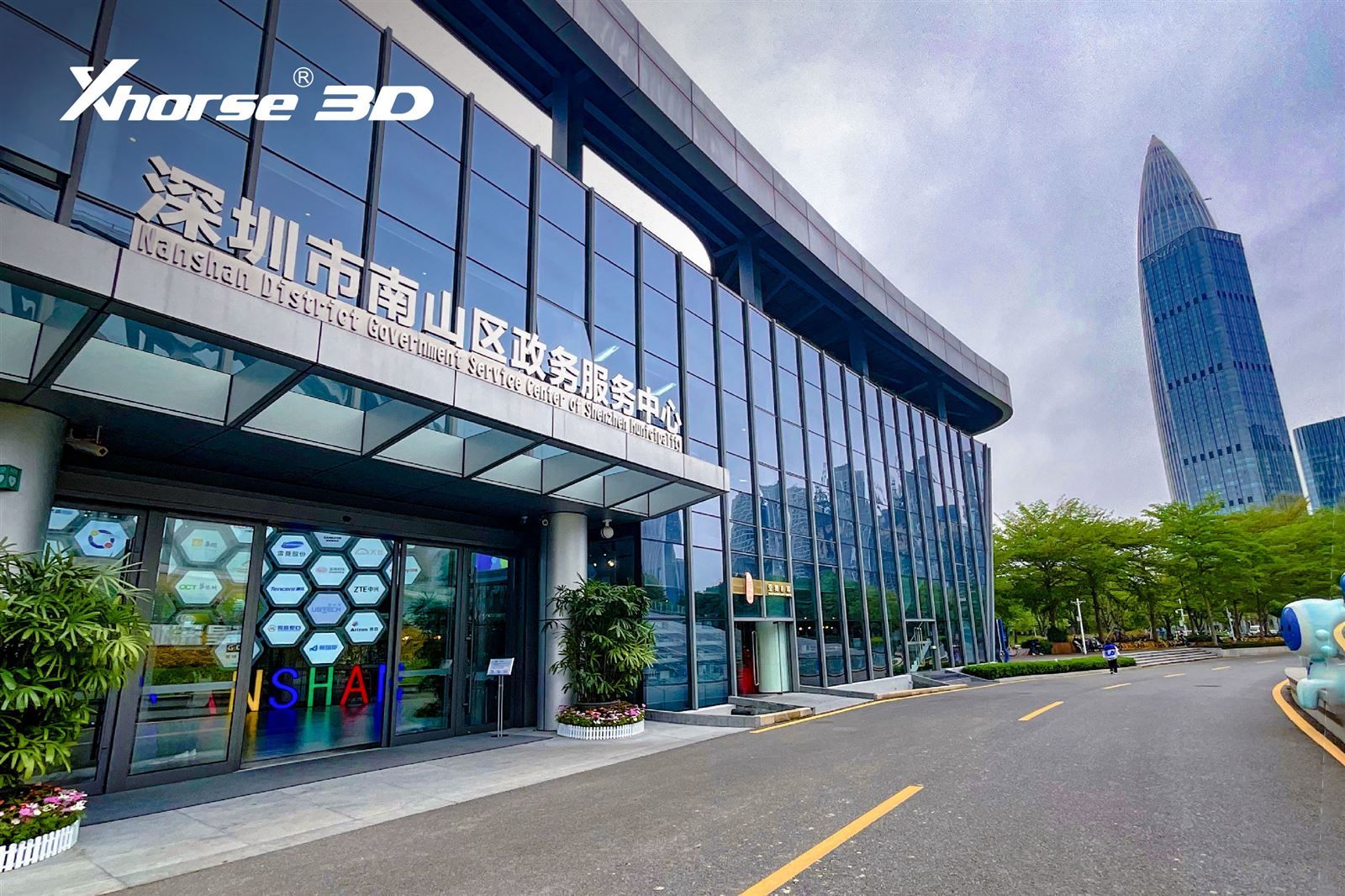 科技潮品展区现场观众围观Xmachine