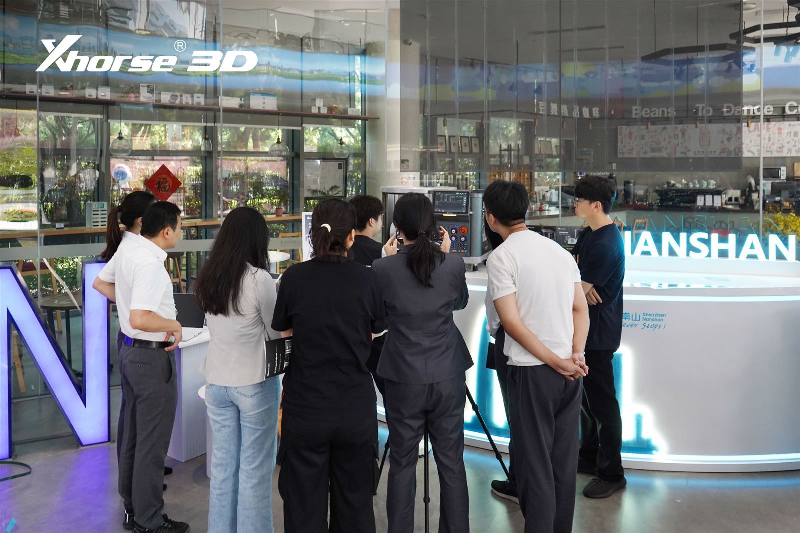 观众在展区现场互动交流