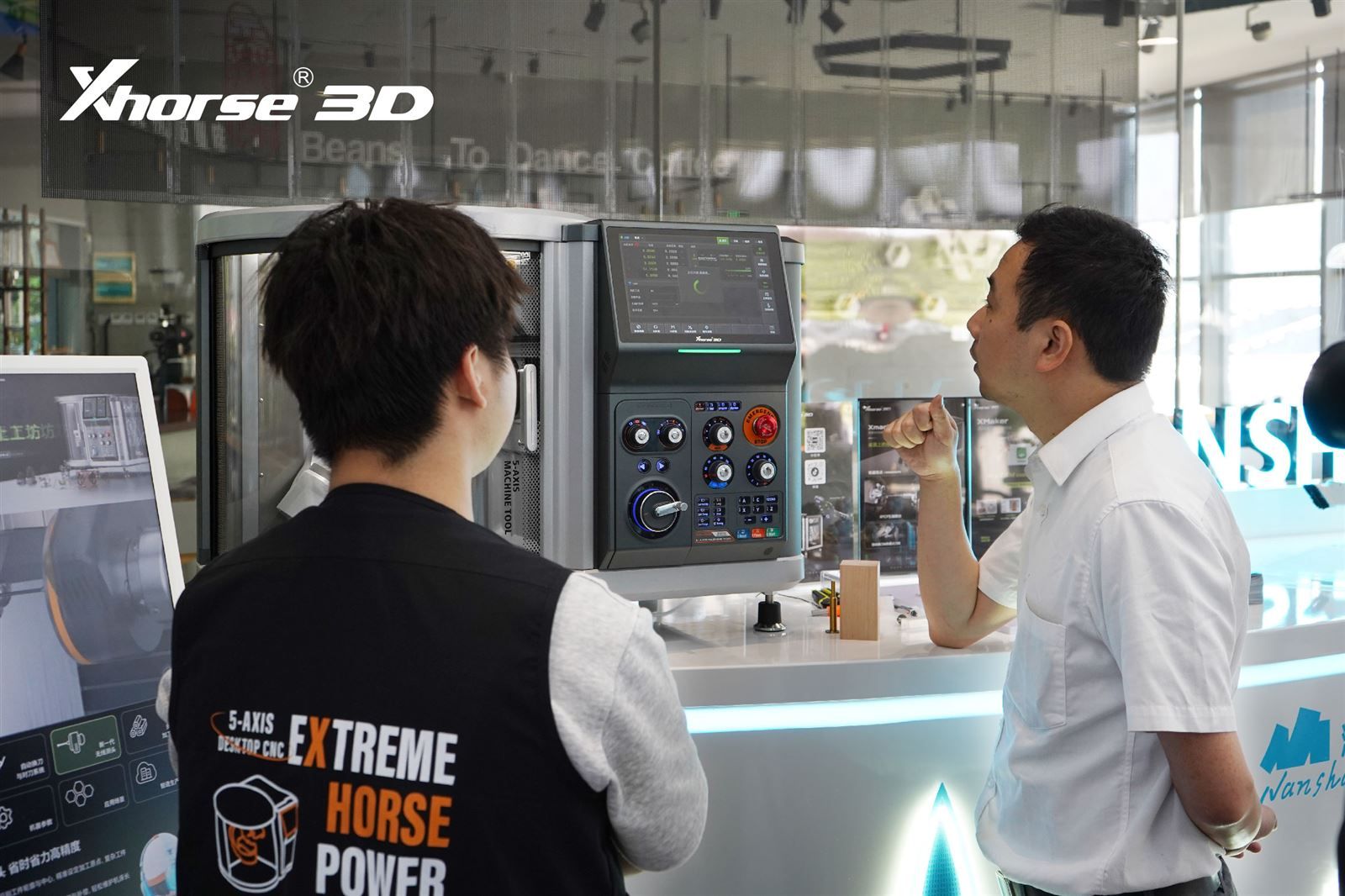 现场工作人员讲解Xmachine运行与加工流程